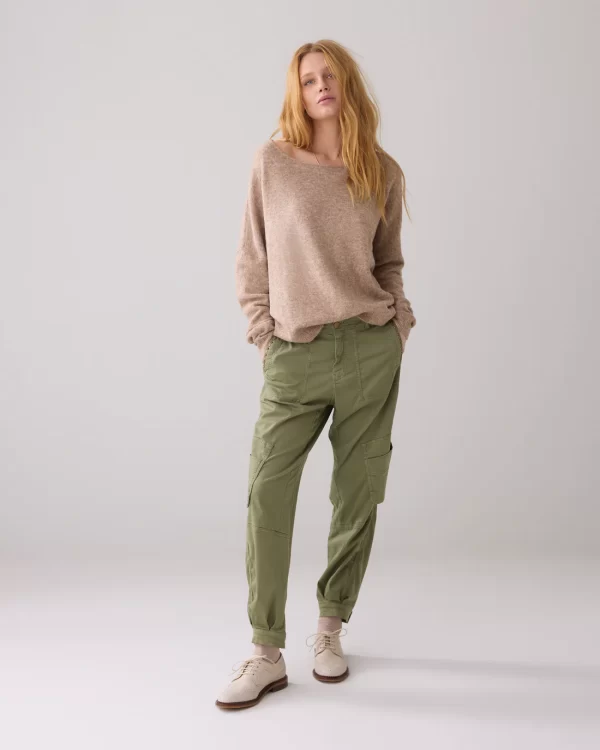 Pantalón cargo con tachuelas