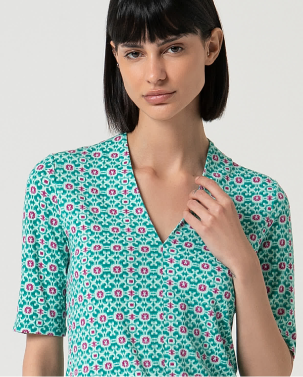 Camiseta estampada escote pico - Imagen 7