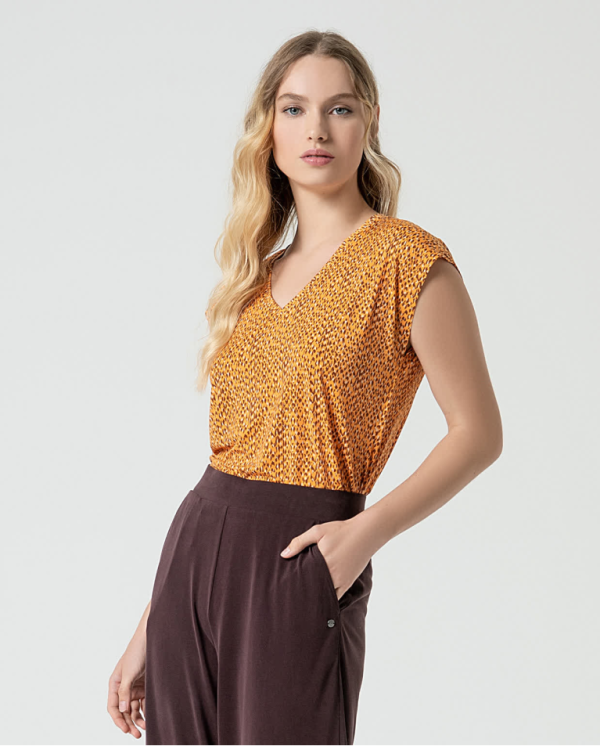 Camiseta estampada escote pico - Imagen 2
