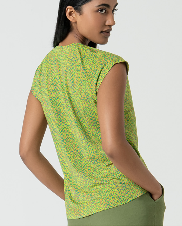 Camiseta estampada escote pico - Imagen 6