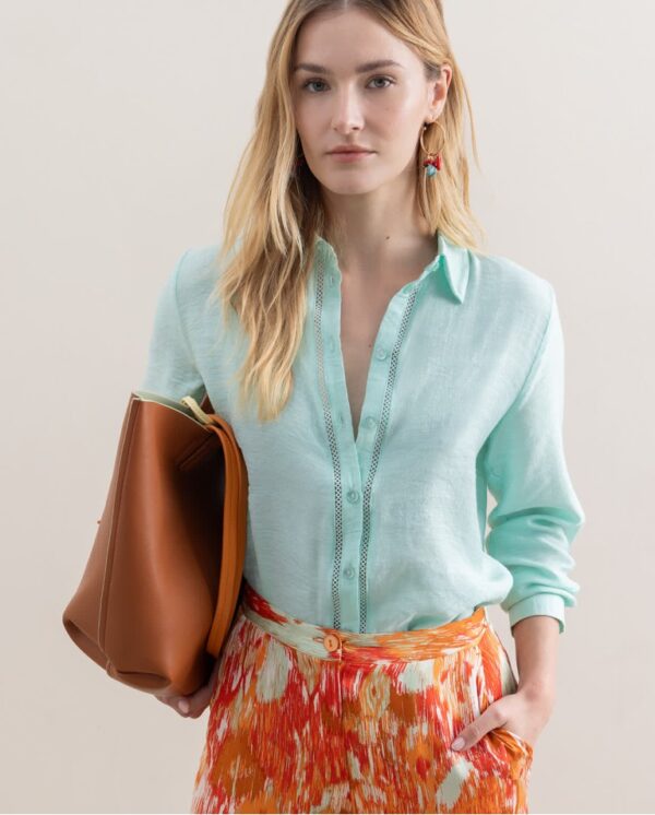 Camisa con bordados perforados lisa